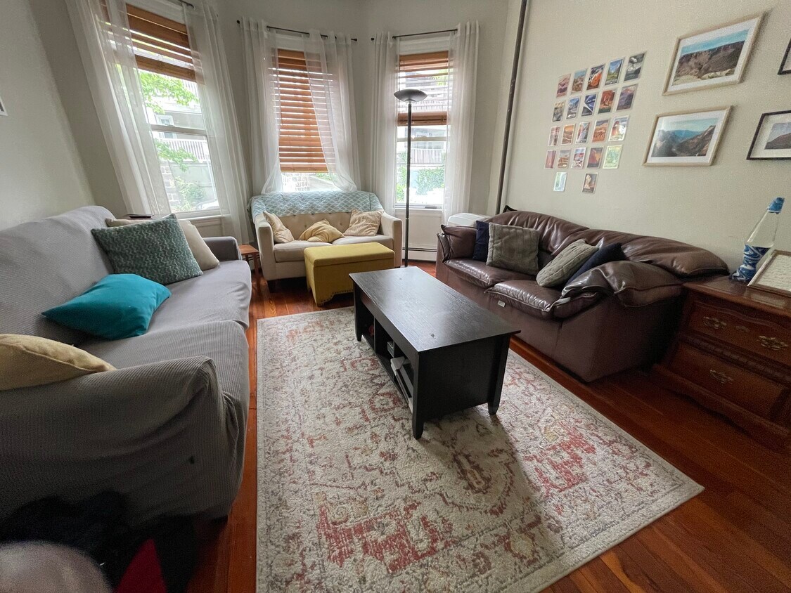 Foto principal - 23 Forest Hills St