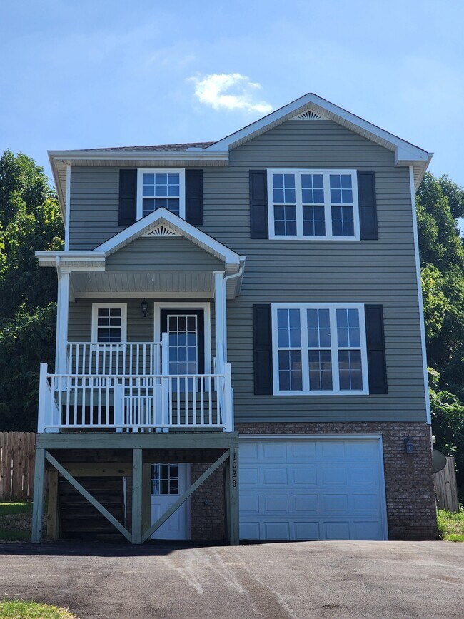 Building Photo - 1028 Nottingham Dr