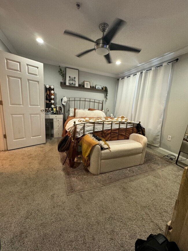 Building Photo - Beautiful 2 Bed, 3 Bath Townhome in Winter...