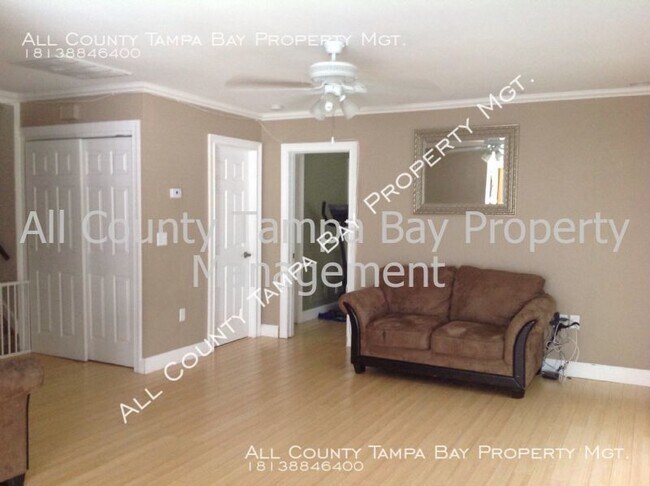 Building Photo - Beautiful 3/2 Townhome, GREAT location!