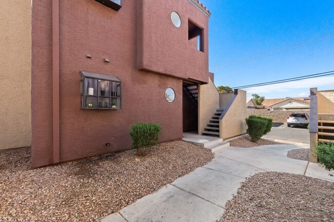 Building Photo - Las Vegas Strip Nearby / Gated 2nd Floor C...