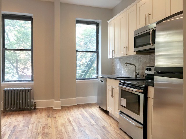 Building Photo - 140 W 111th St