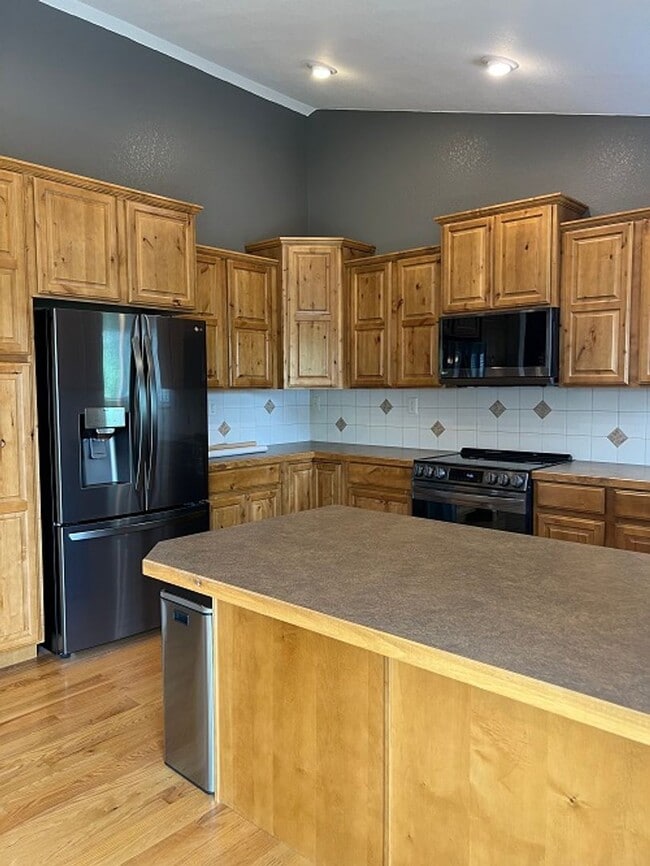 Foto del edificio - Spacious 5-Bedroom Home with Finished Base...