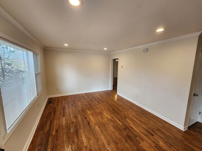 Foto del edificio - 214 Napoleon Dr SW