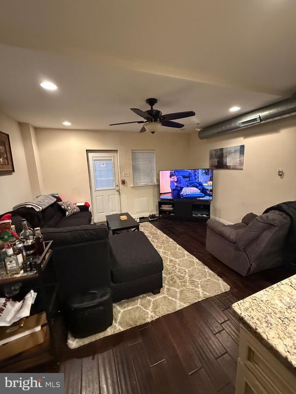 Foto del edificio - 6110 Ridge Ave