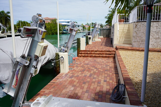 Building Photo - 316 E Seaview Dr
