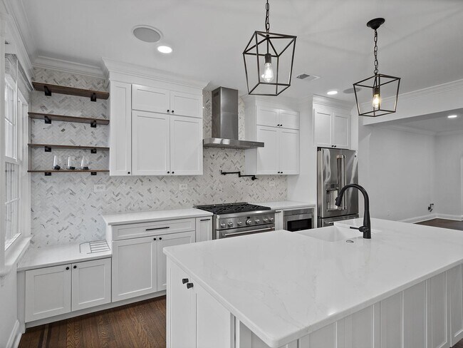 Foto del edificio - Brightwood Park townhouse near Fort Totten...
