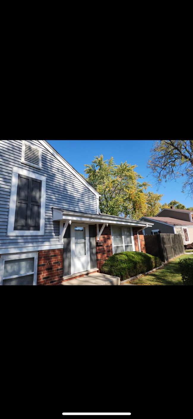 Building Photo - 1921 Whitingham Ln