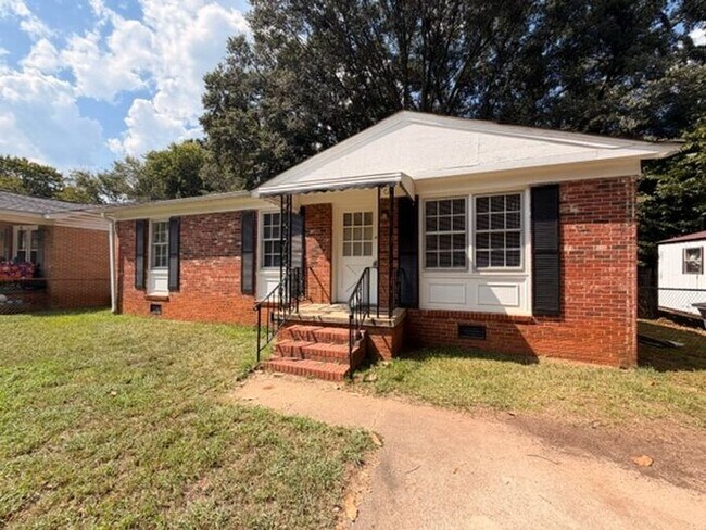 Foto del edificio - Three bedroom brick home available now!