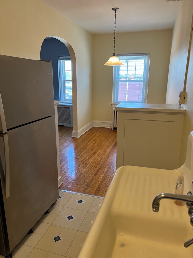 Kitchen - 3900 Sunnyside Rd