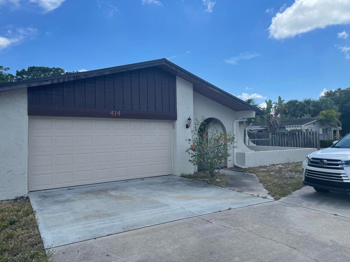 Primary Photo - 414 SE Port St Lucie Blvd