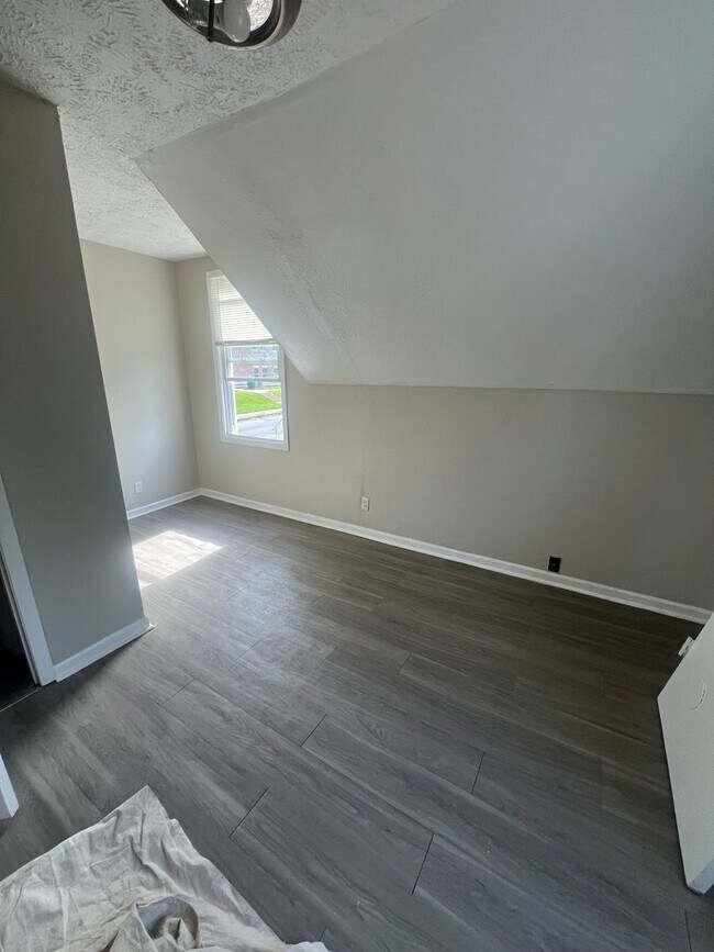 Building Photo - Spacious 4 Bedroom 2 Full Bath Home across...