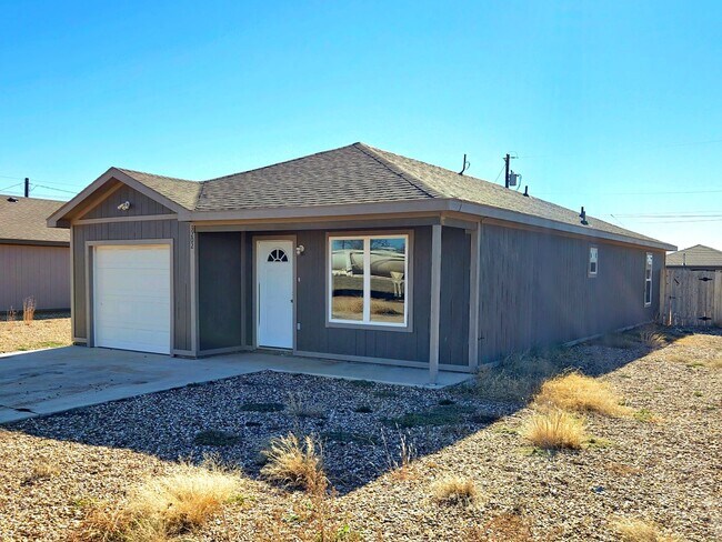 Building Photo - Charming 3 Bedroom Home