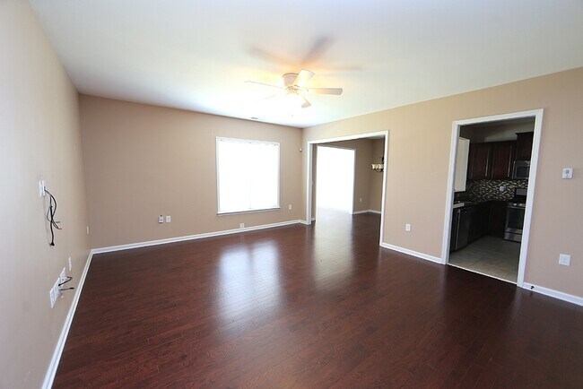 Foto del edificio - Upgraded End Unit Townhome in Brier Creek!