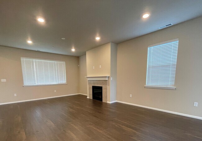 Building Photo - 913 Timberline Ave