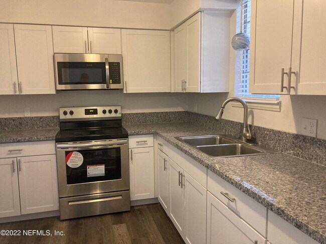 Foto del edificio - 1649 El Prado Rd