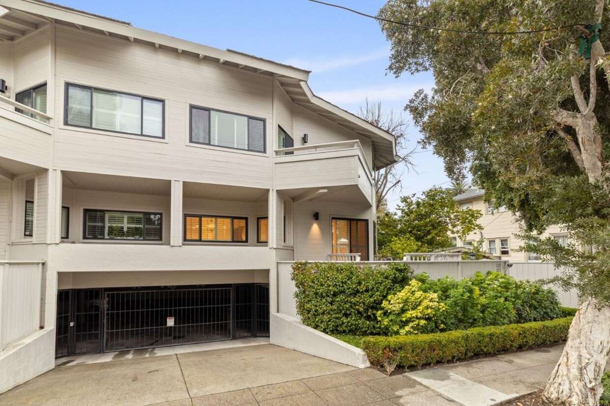 Foto principal - 123 E Santa Inez Ave
