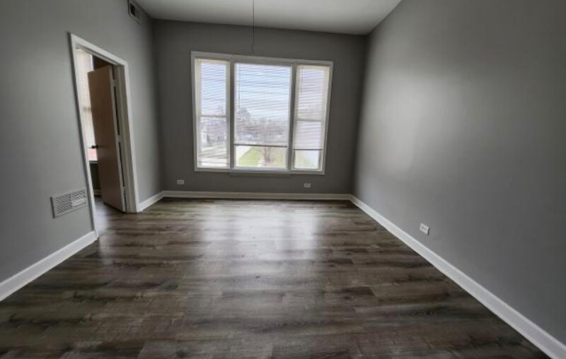 Foto principal - 722 E 93rd St