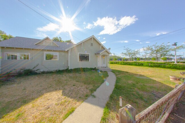 Building Photo - 2 Bedroom 1 Bathroom Home with Acreage in ...