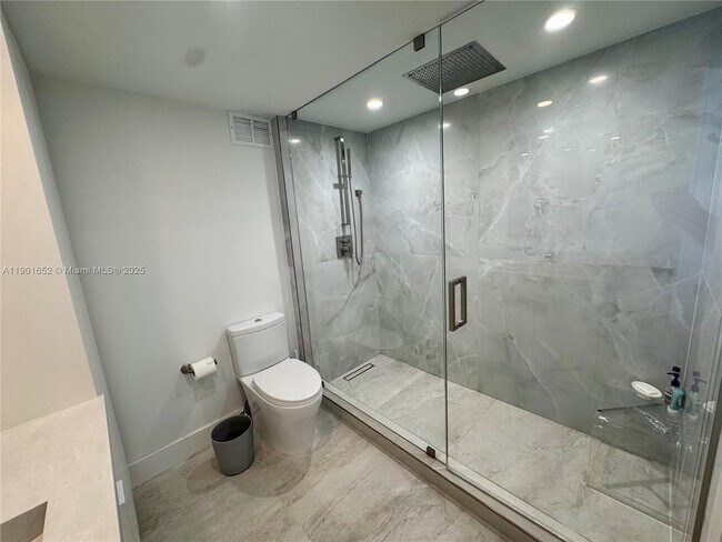 Building Photo - 2899 Collins Ave