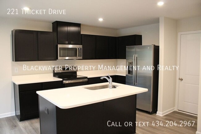 Foto del edificio - 221 Thicket Dr