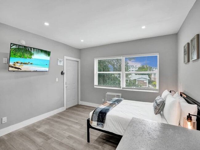 Building Photo - 906 N Riverside Dr