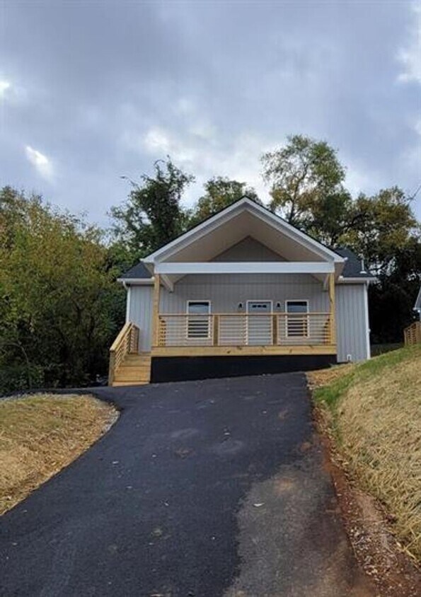 Foto principal - Knoxville 37921 - 3 bedroom, 2 bath home -...