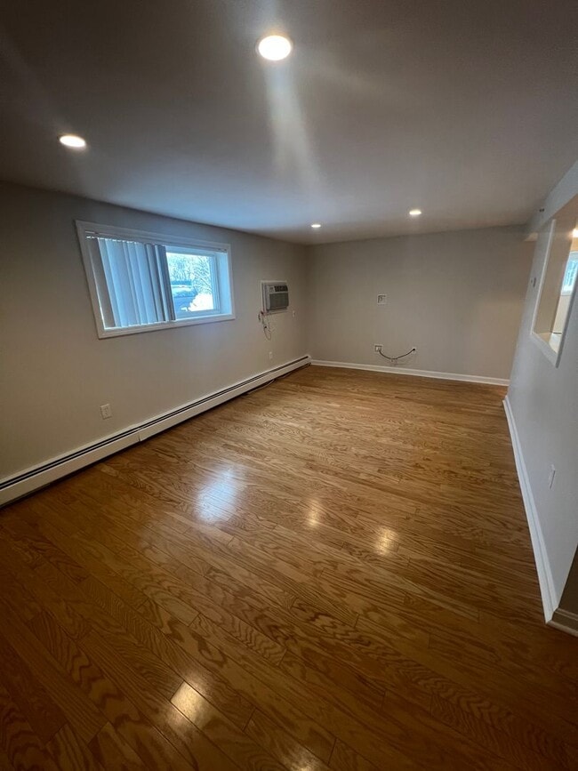 Building Photo - GARDEN LEVEL CONDO: 2 BED/1 BATH: Birchwoo...