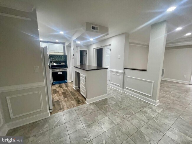 Foto del edificio - 6018 Westchester Park Dr