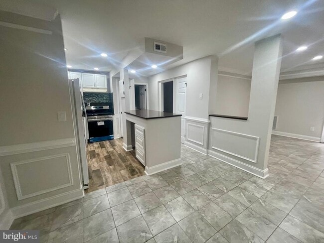 Building Photo - 6018 Westchester Park Dr