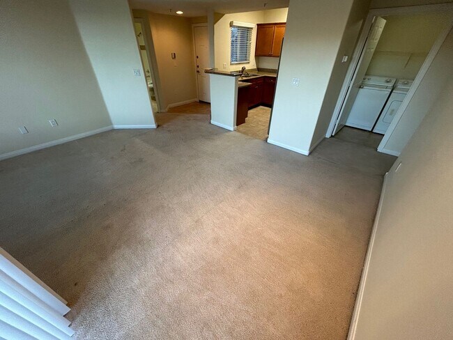Foto del edificio - ADORABLE 2 BEDROOM 2 BATHROOM CONDO LOCATED IN A GATED COMMUNITY
