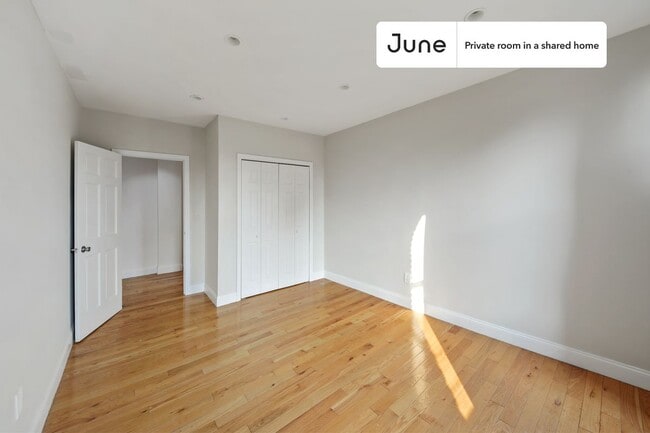 Building Photo - Private bedroom in 4 bed/2 bath Home