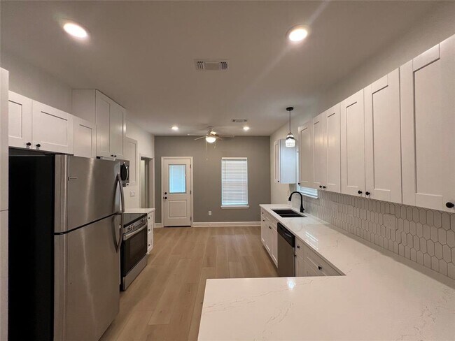 Foto del edificio - 1402 Bernie Ave
