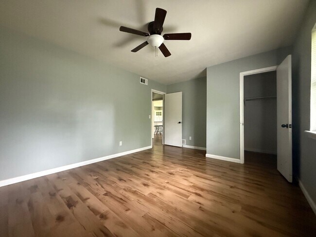 Foto del edificio - 6637 Grayson Dr