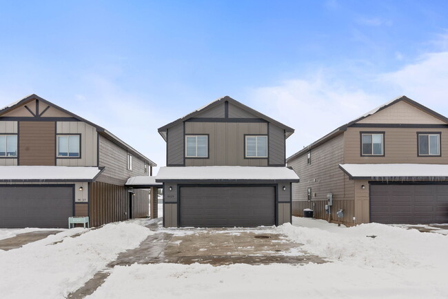 Winona home with 2-car garage - 9109 W Winona Rd