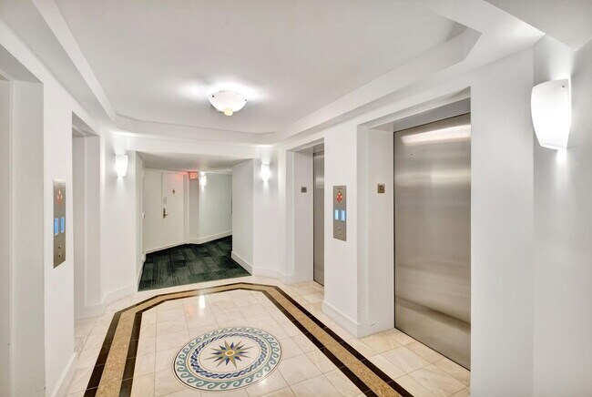 Foto del edificio - 6301 Collins Ave