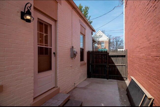 Entrada lateral - 310 Elm St