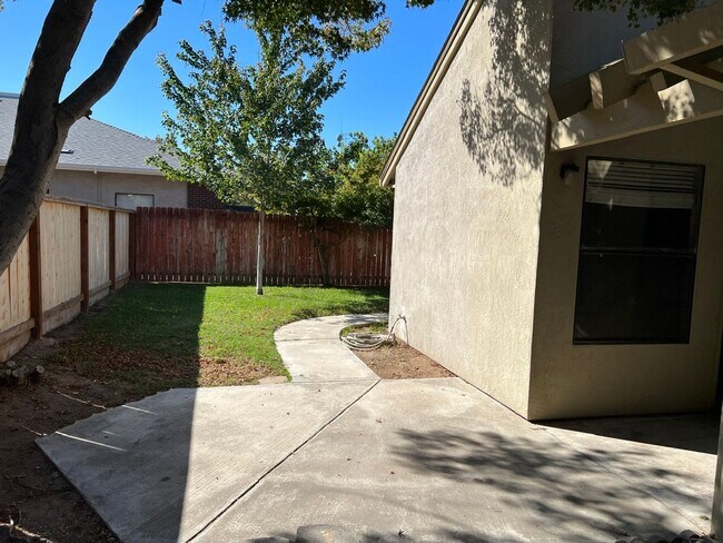 Building Photo - Updated 2 bedroom + a loft in Manteca!