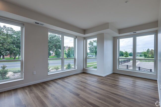 Building Photo - CR Crossing