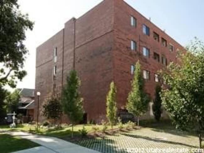 Building Photo - Prime Amenities Await: Newly Renovated 2-B...