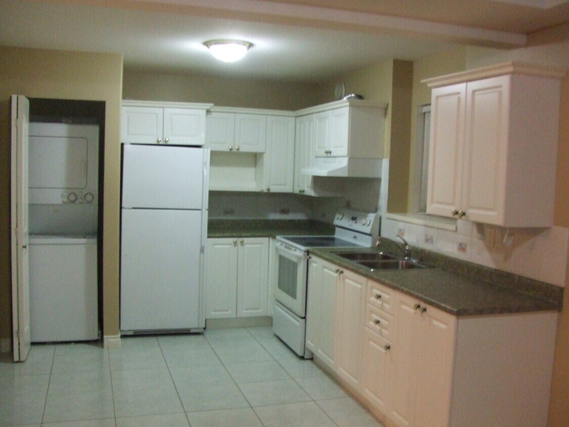 Kitchen - 1987 Brunette Av