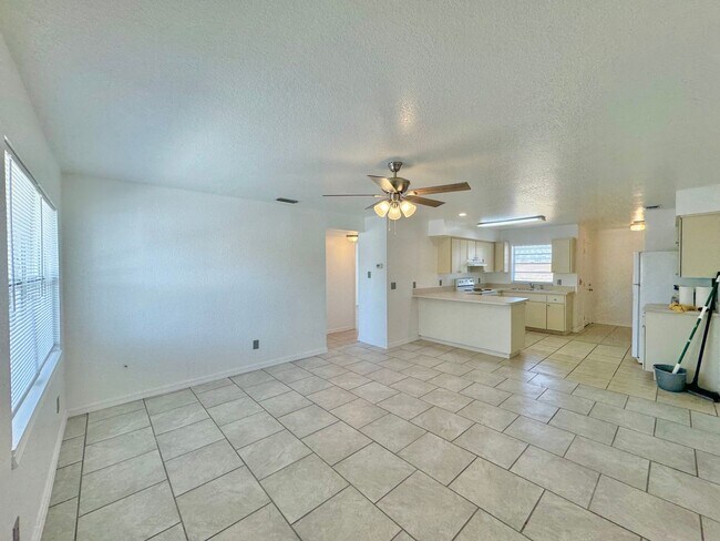 Foto del edificio - 2542 Elm Ave