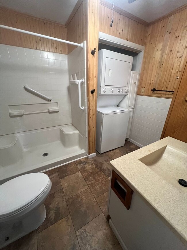 Building Photo - Northend Spacious 3 bedroom 1 bath with Large accessible ramp!