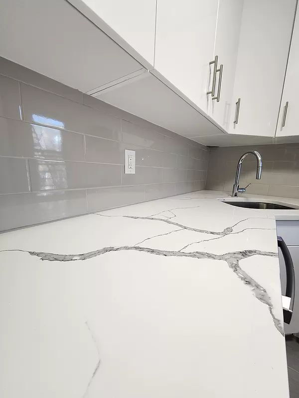 Foto del edificio - "Charming 1-Bed Oasis in Jackson Heights: 800 Sq. Ft. with Beautiful Hardwood Floors!"