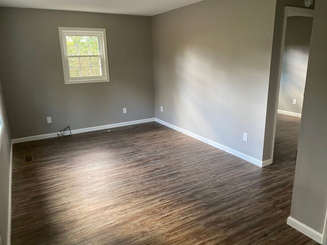 Building Photo - One Bedroom / One Bath Duplex Blountville, TN 37617