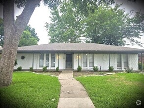 Building Photo - 1304 Oakhill Dr
