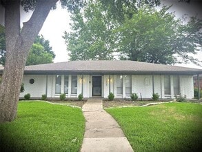 Building Photo - 1304 Oakhill Dr