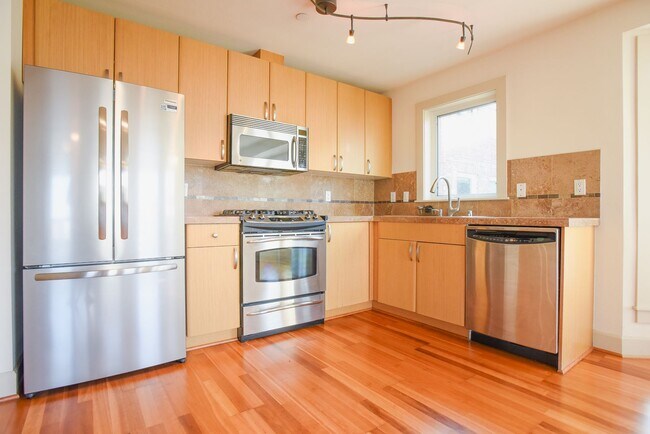 Building Photo - North Capital Hill owner offering move in special