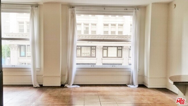 Building Photo - 215 W 7th St