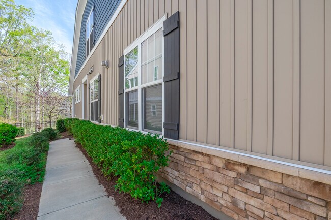 Building Photo - 447 Talons Rst Wy